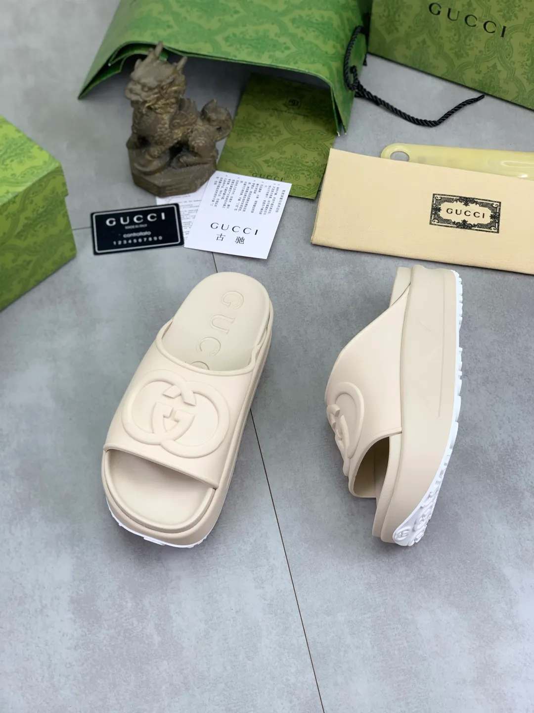 Men's Men's Shoes 💰P300💰[New Style] High Version 🎁🎁🎁 GUCCI New Year of the Snake casual slippers, original official website, perfect workmanship, transmitting a kind of noble luxury, sublimating its definition of luxury in Gucci's high-end extraordinary craftsmanship. Original Gucci double G combination outsole, code number: 35-46, complete package